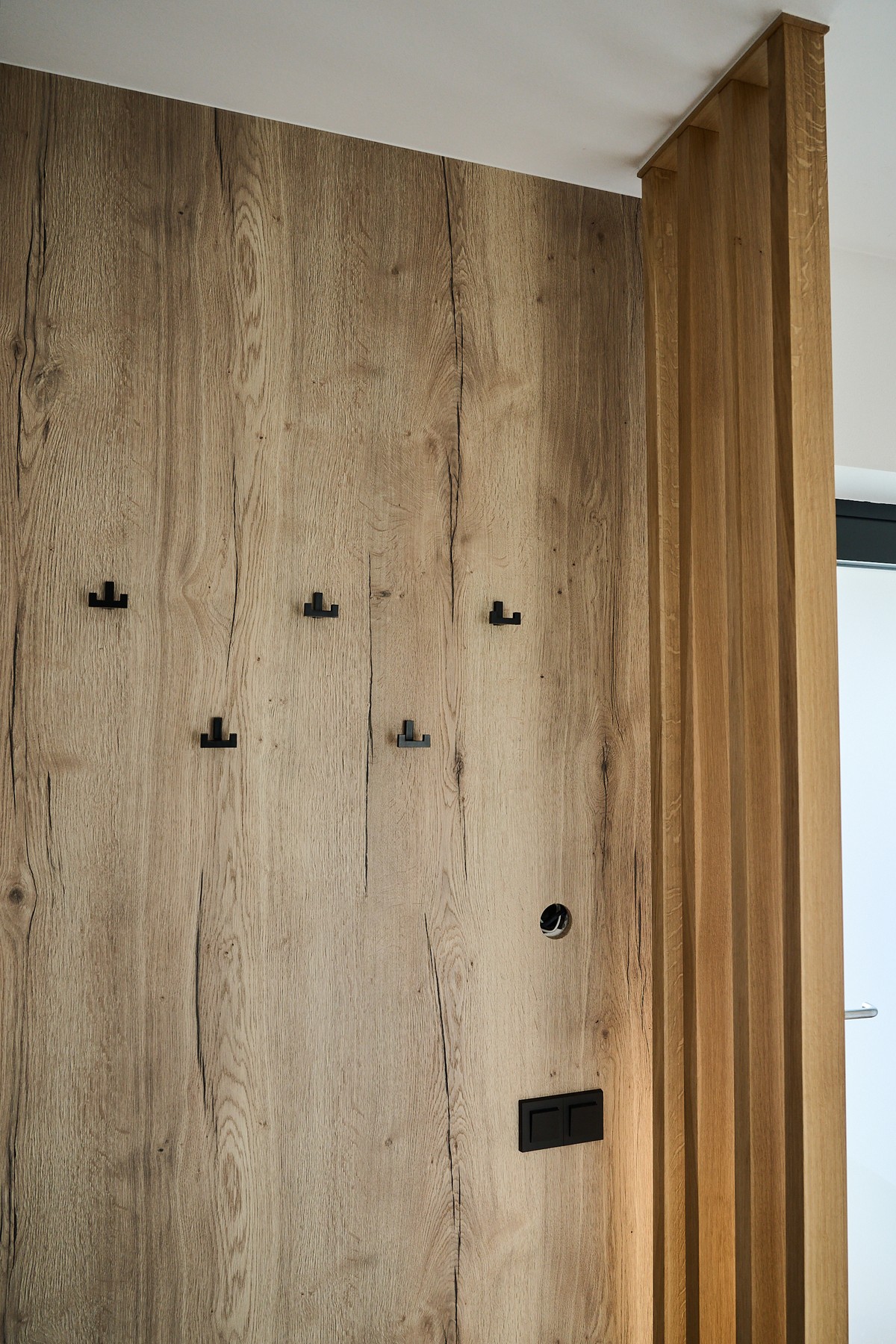 Bílá chodba - detail úložných systémů