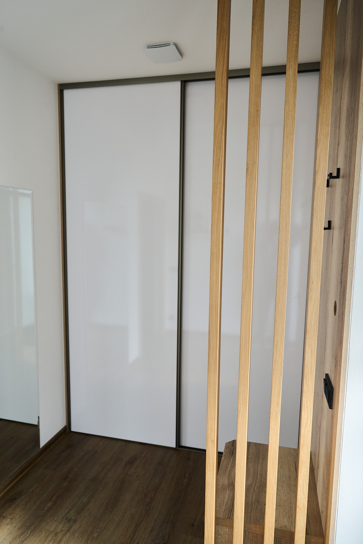 Bílá chodba - detailní záběr