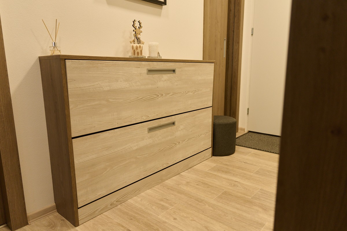 Šedo-hnědá chodba - detail skříněk