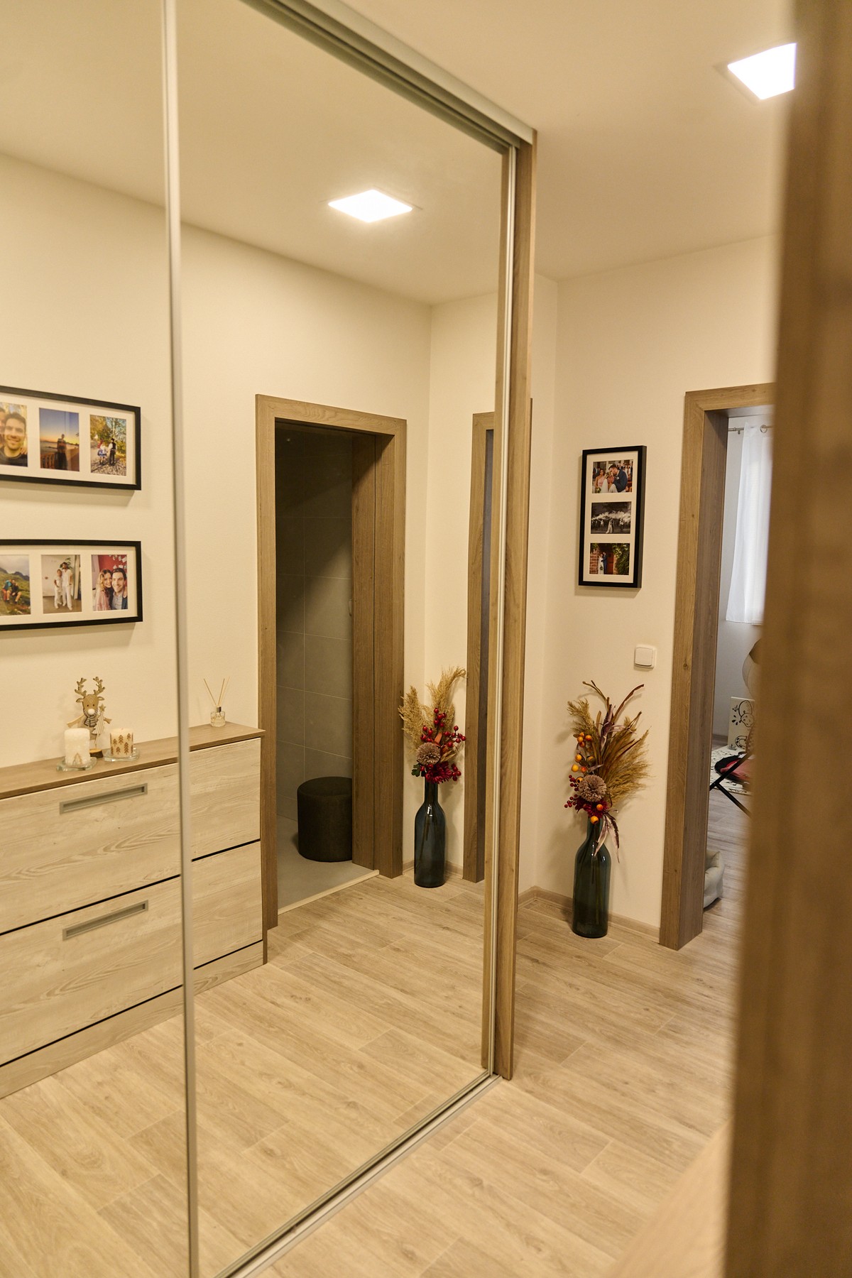 Šedo-hnědá chodba - barevné řešení