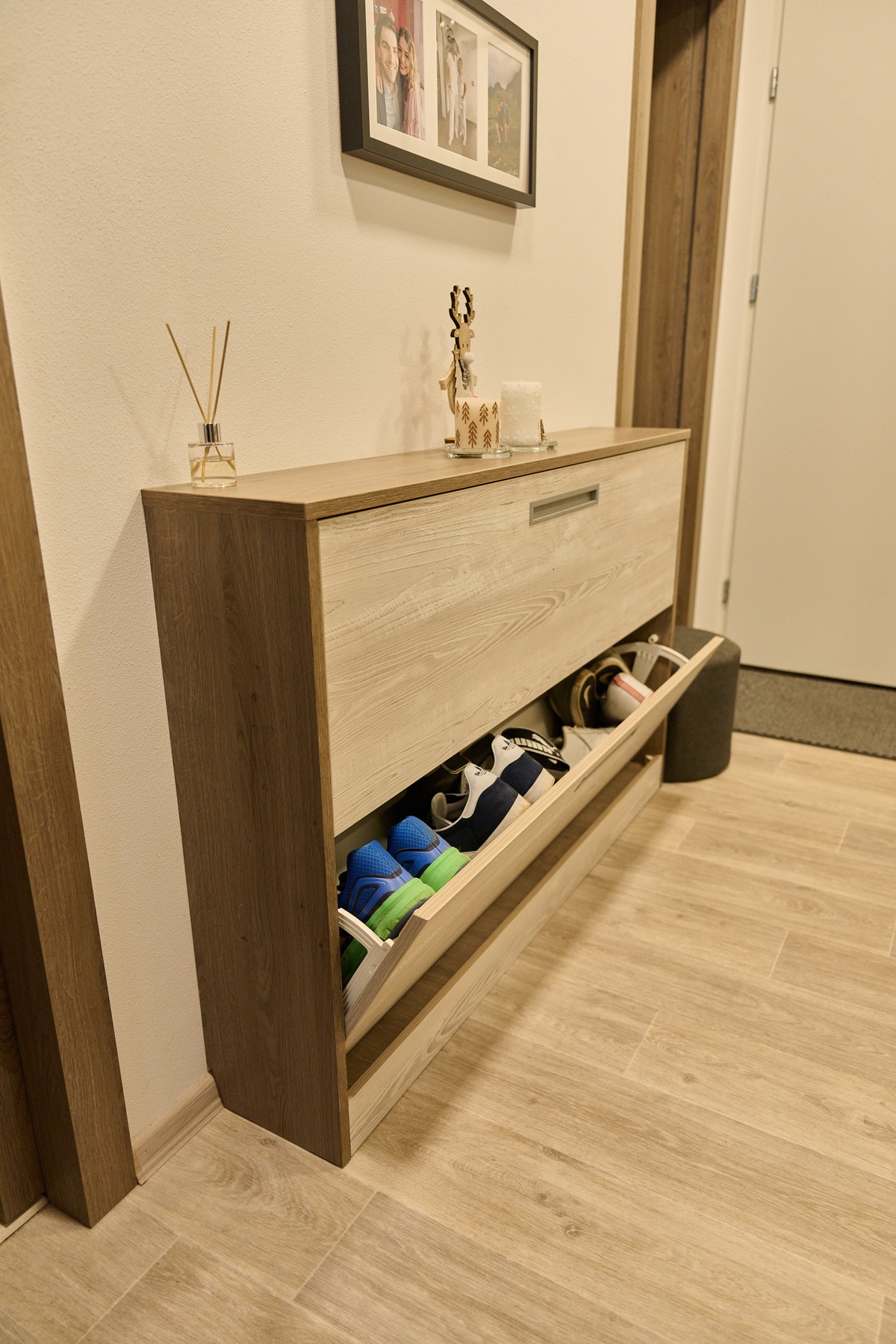 Šedo-hnědá chodba - kompletní realizace