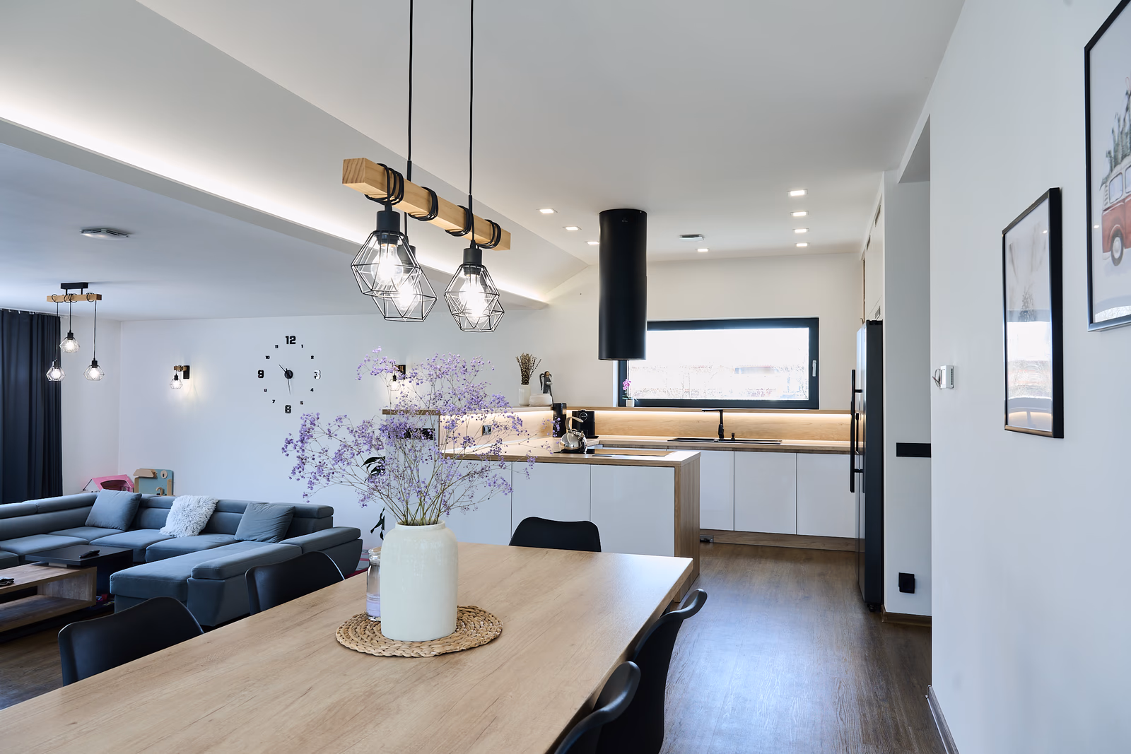 Bílá kuchyň s ostrůvkem - celkový pohled