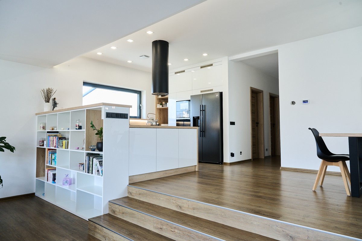 Bílá kuchyň s ostrůvkem - detail linky