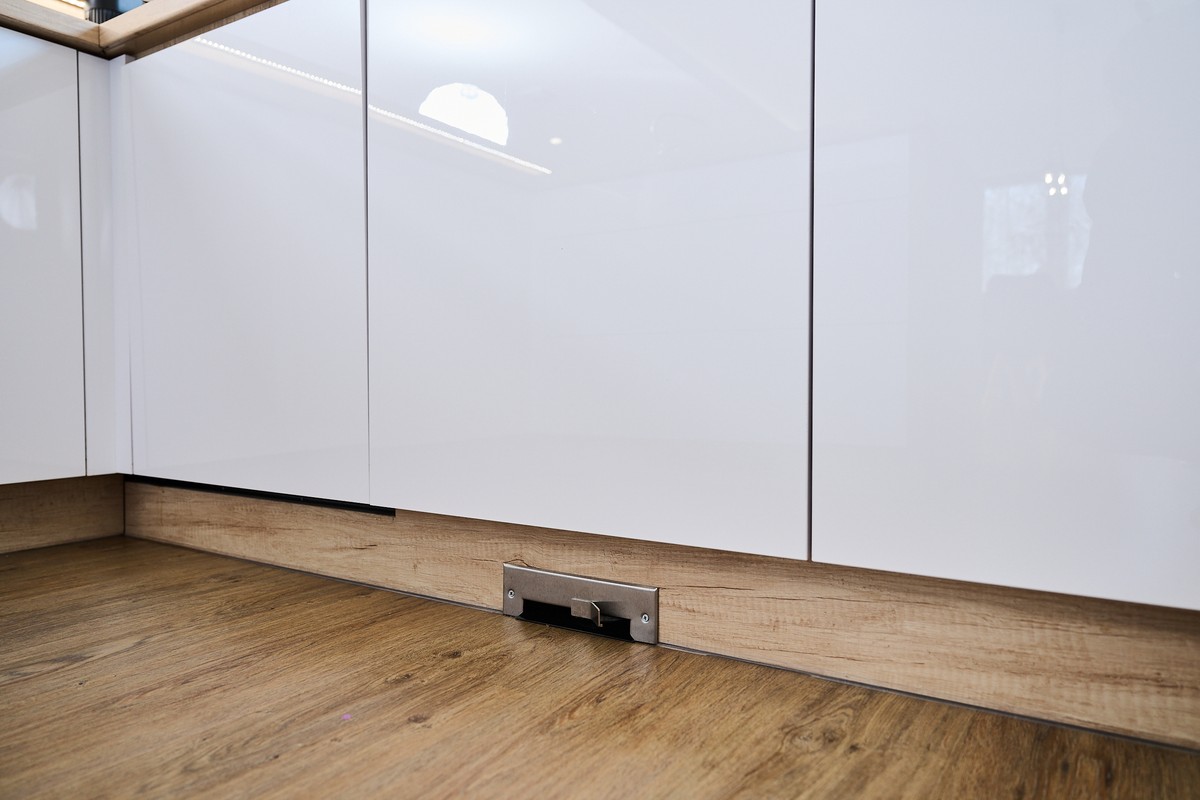 Bílá kuchyň s ostrůvkem - úložné systémy