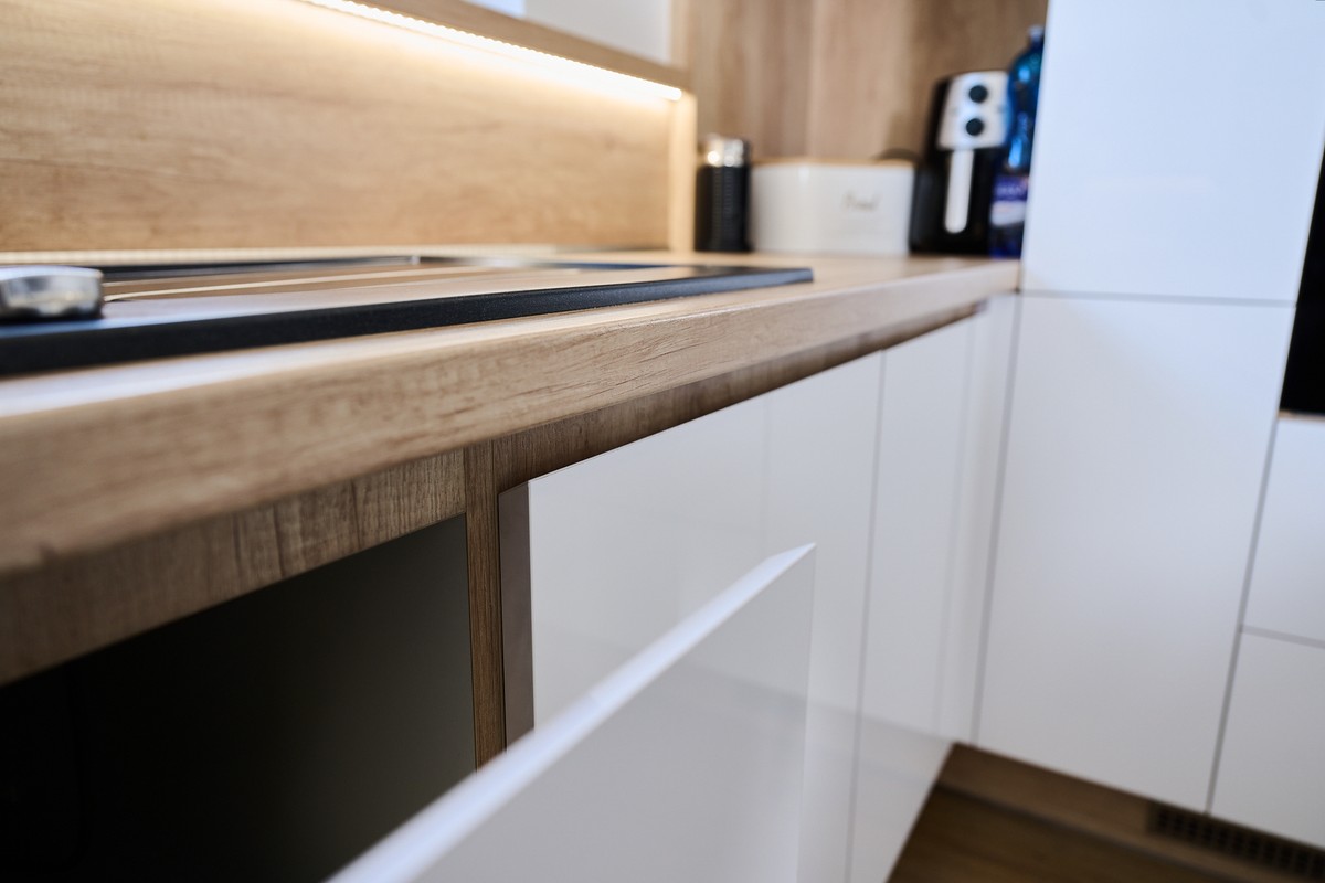 Bílá kuchyň s ostrůvkem - pracovní plocha