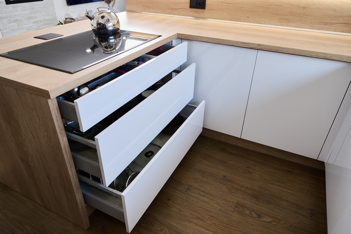 Bílá kuchyň s ostrůvkem - detail provedení