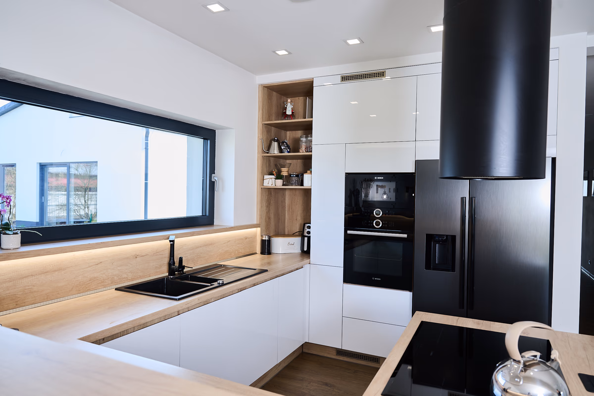 Modern bílá kuchyně s ostrůvkem a elegantním designem