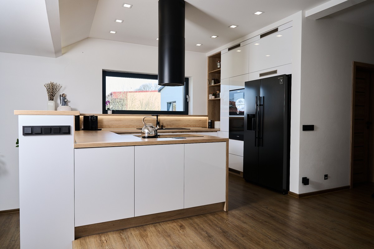 Bílá kuchyň s ostrůvkem - kompletní realizace