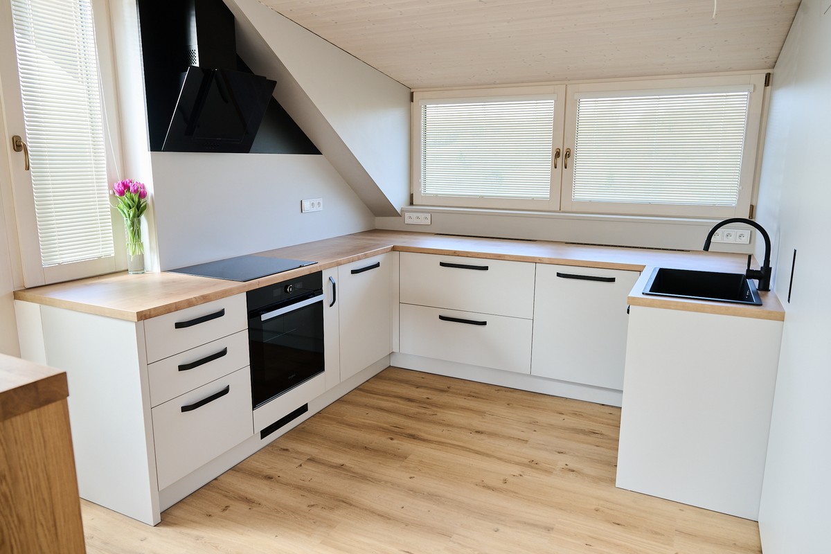 Bílá kuchyň v podkroví - celkový pohled