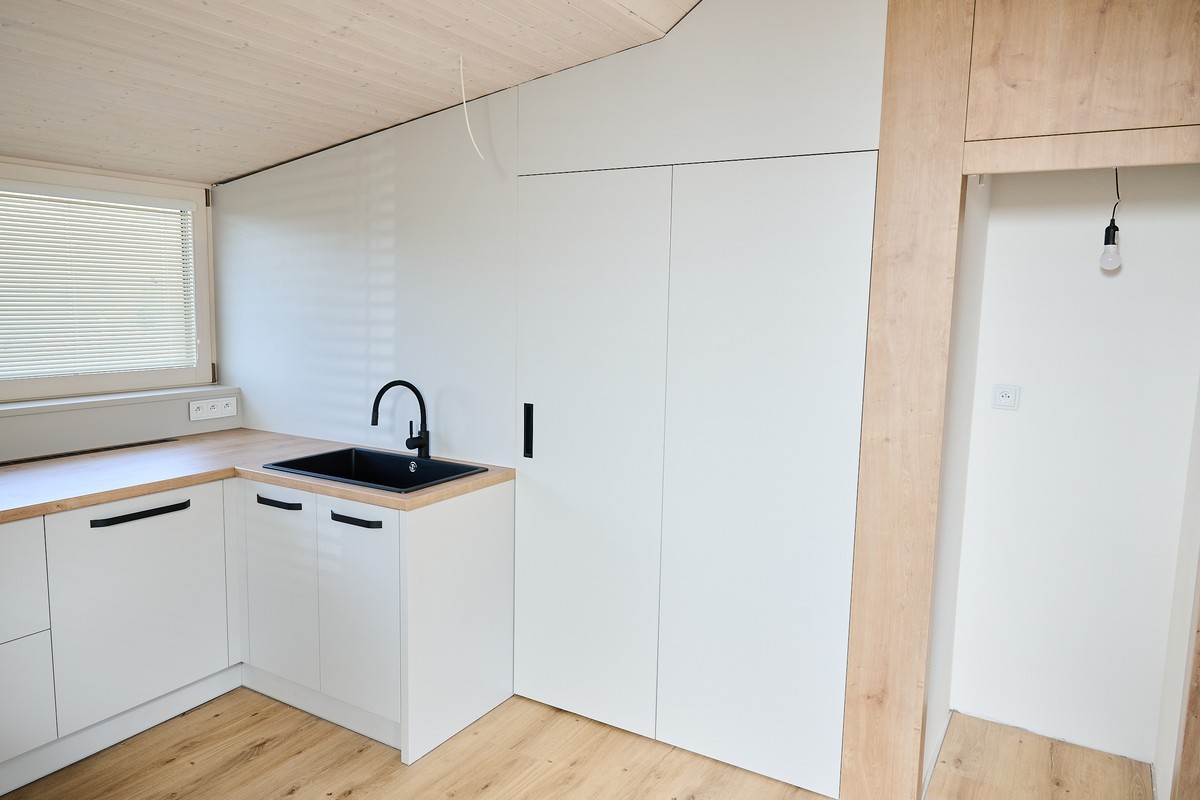 Bílá kuchyň v podkroví - detail kuchyňského ostrůvku