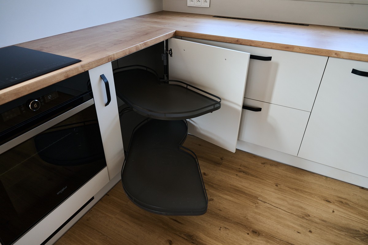 Bílá kuchyň v podkroví - pracovní plocha