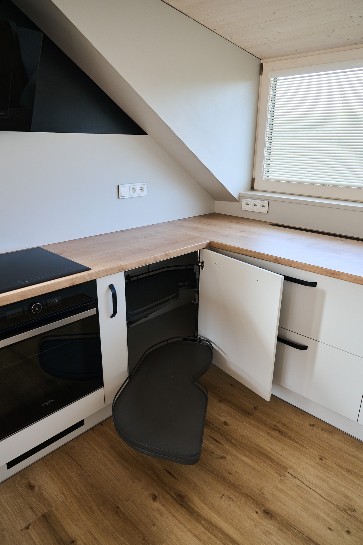 Bílá kuchyň v podkroví - detail úložných prostor