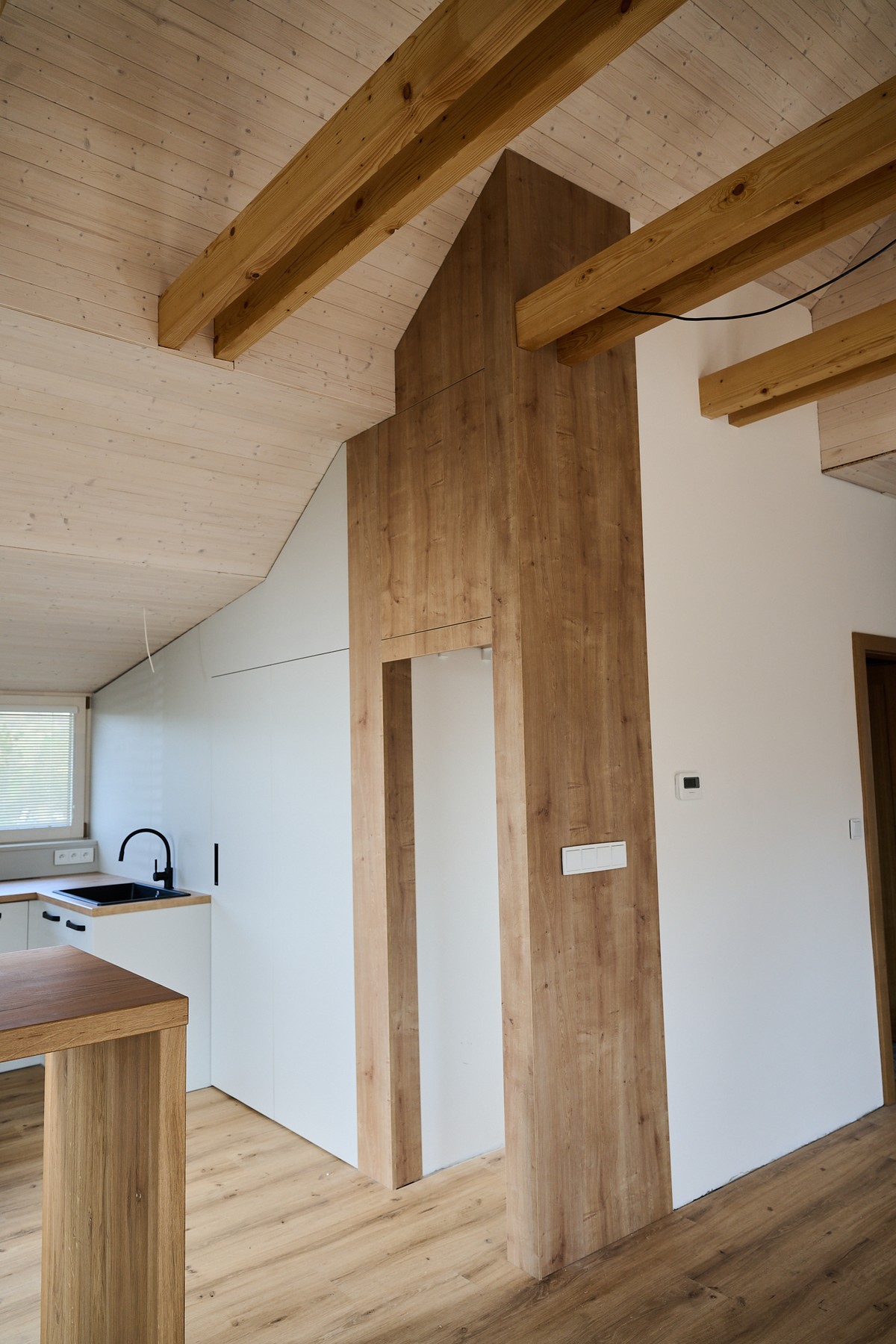 Bílá kuchyň v podkroví - detail spotřebičů