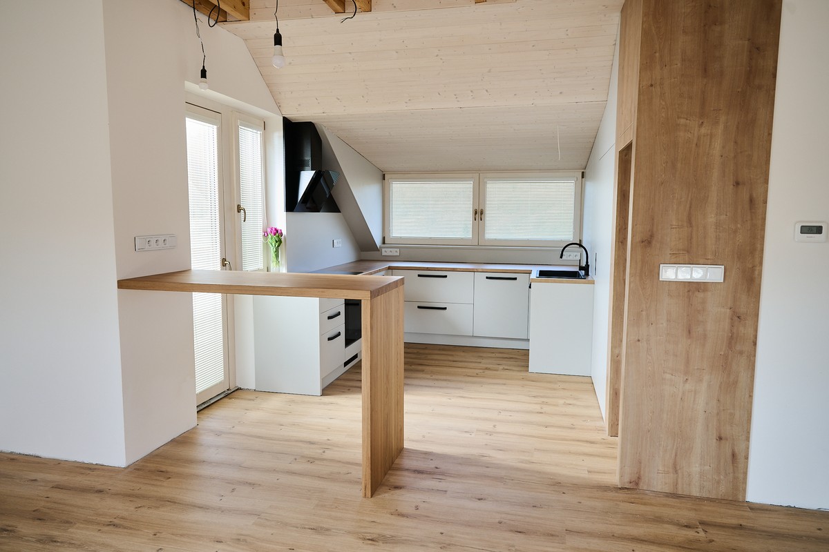 Bílá kuchyň v podkroví - další pohled