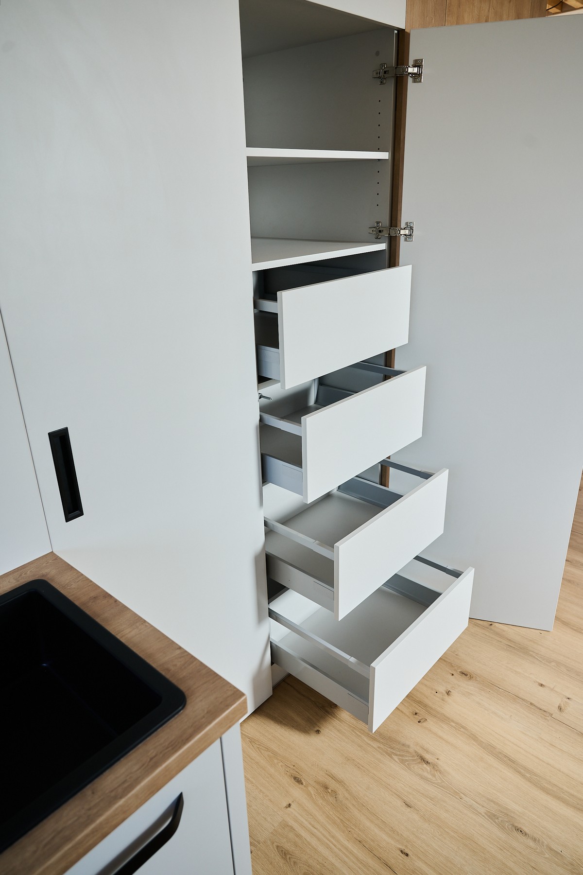 Bílá kuchyň v podkroví - vertikální pohled