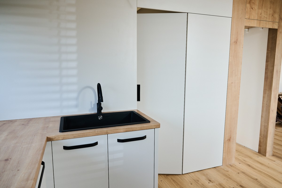 Bílá kuchyň v podkroví - dokončená realizace