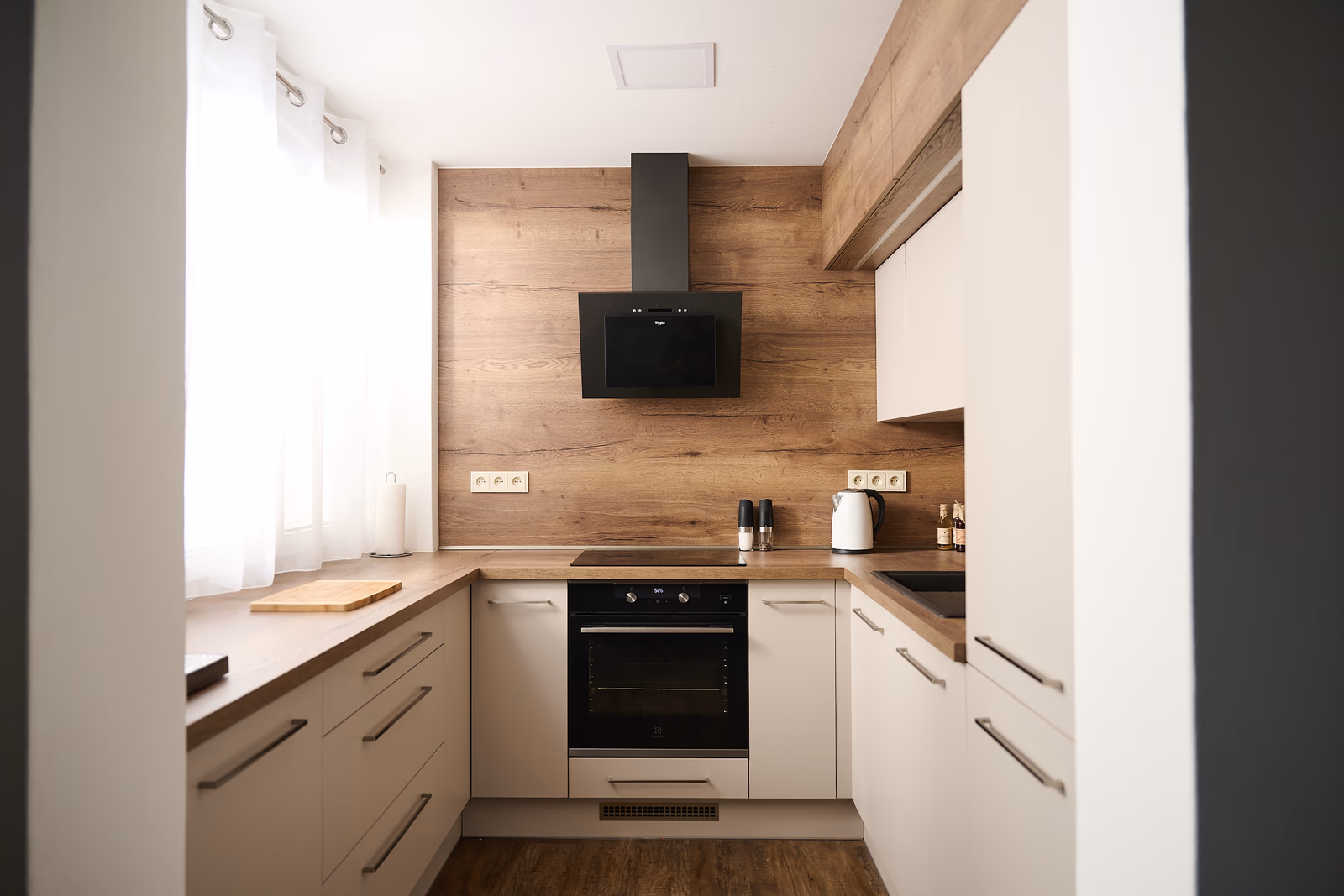 Bílá kuchyň do U - celkový pohled