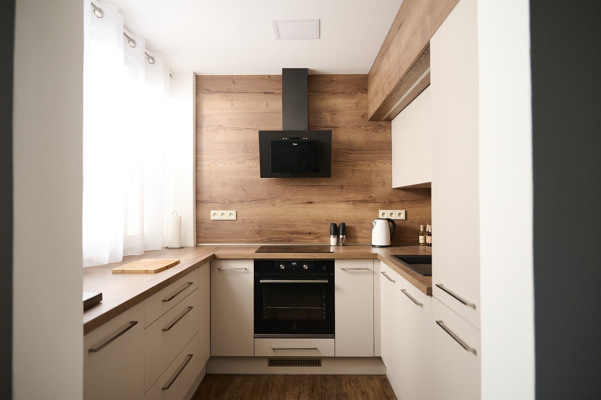 Bílá kuchyň do U - náhledový obrázek