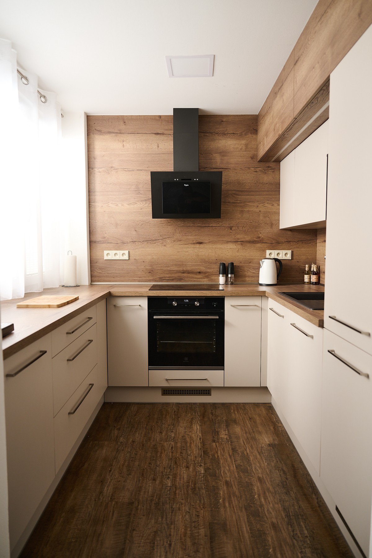 Bílá kuchyň do U - detail spotřebičů