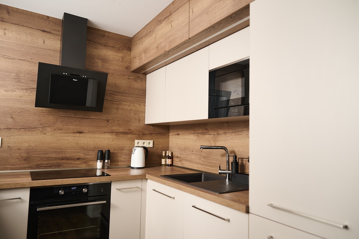 Bílá kuchyň do U - pracovní plocha