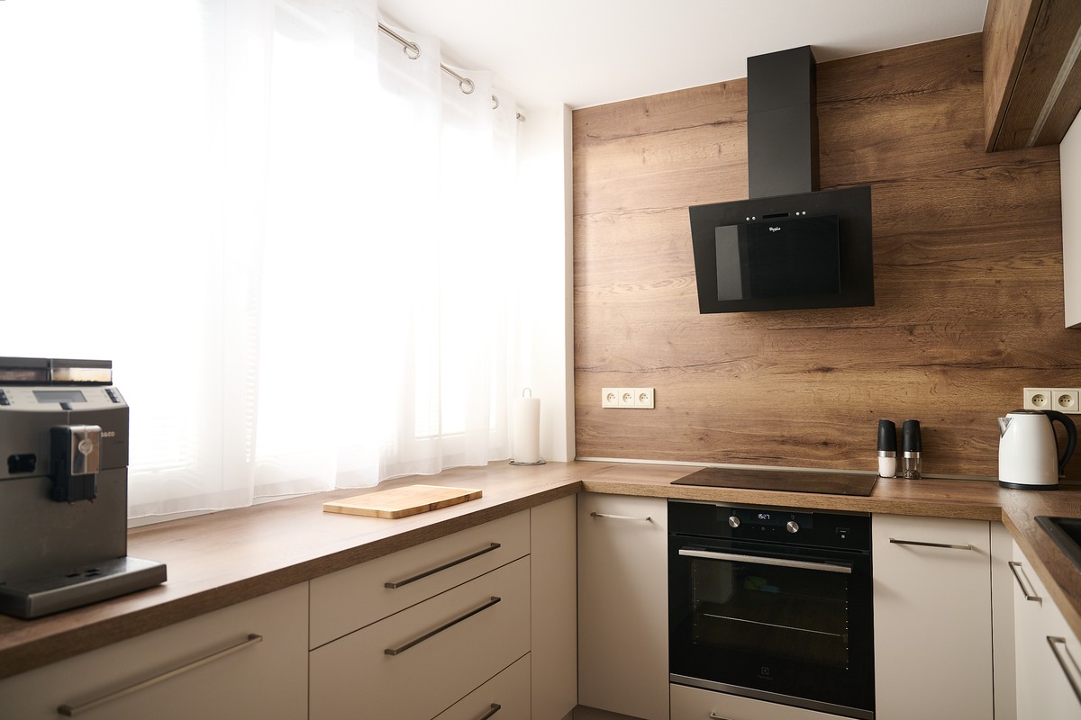 Bílá kuchyň do U - detail rohového řešení