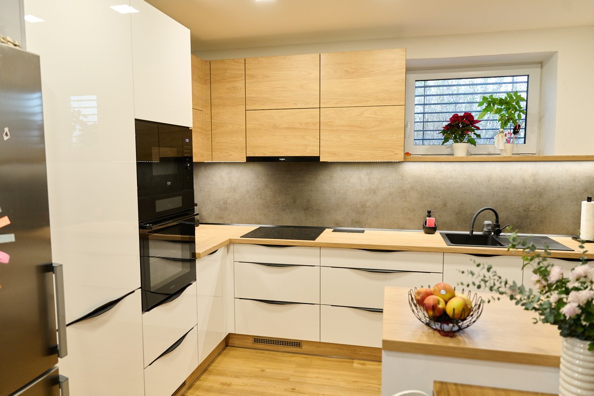 Bílo-hnědá kuchyň s betonem - celkový pohled