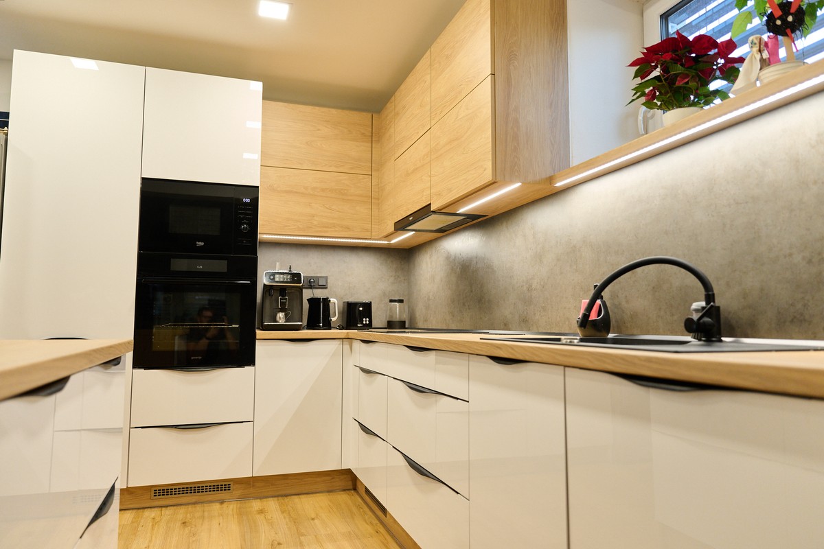 Bílo-hnědá kuchyň s betonem - pracovní plocha