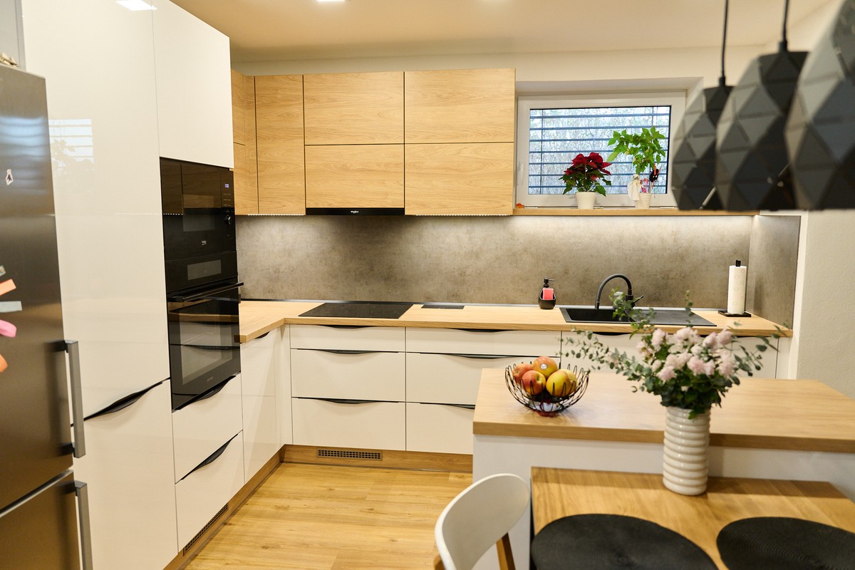 Bílo-hnědá kuchyň s betonem - detail fronty