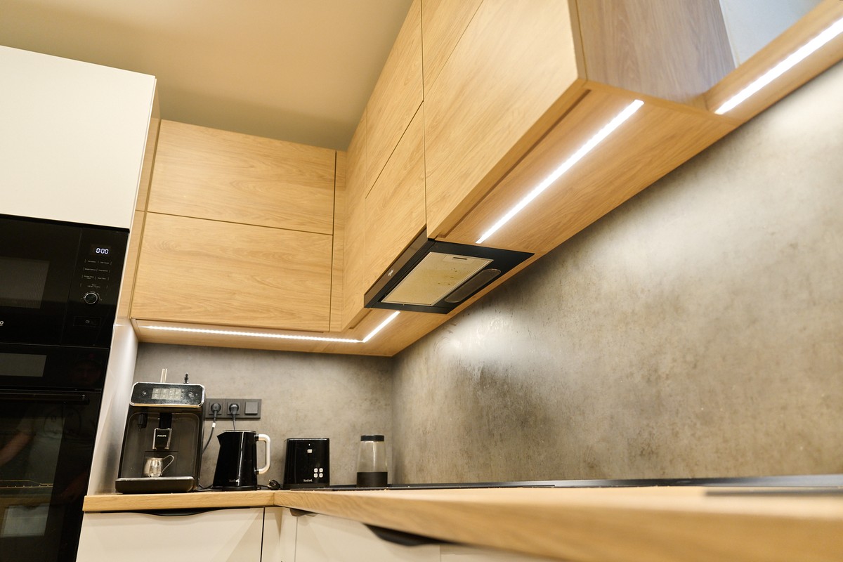 Bílo-hnědá kuchyň s betonem - úložné systémy