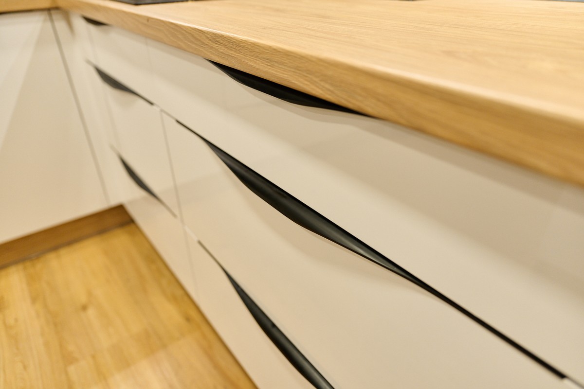 Bílo-hnědá kuchyň s betonem - minimalistický detail