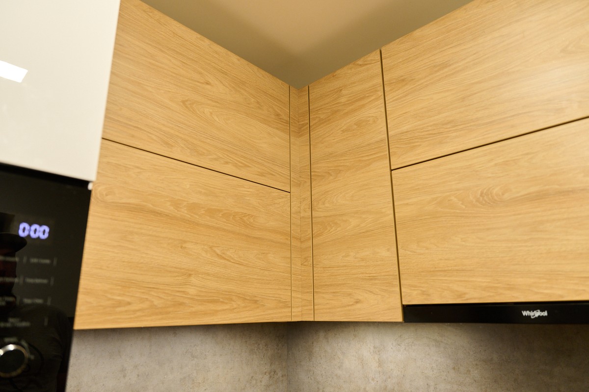 Bílo-hnědá kuchyň s betonem - funkční řešení