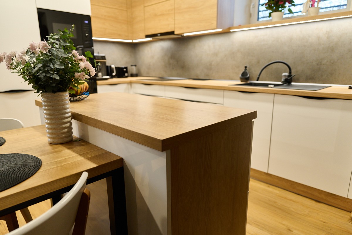 Bílo-hnědá kuchyň s betonem - kompletní realizace