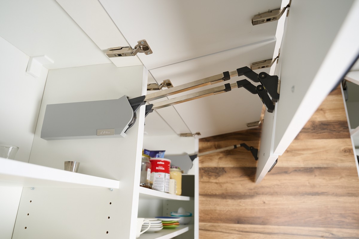 Bílo-hnědá kuchyň do L - pracovní plocha