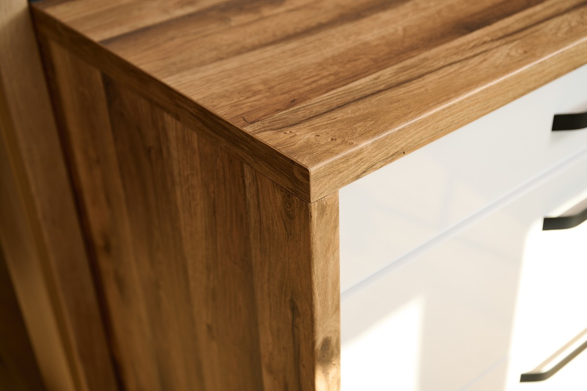 Bílo-hnědá kuchyň do L - úložné systémy