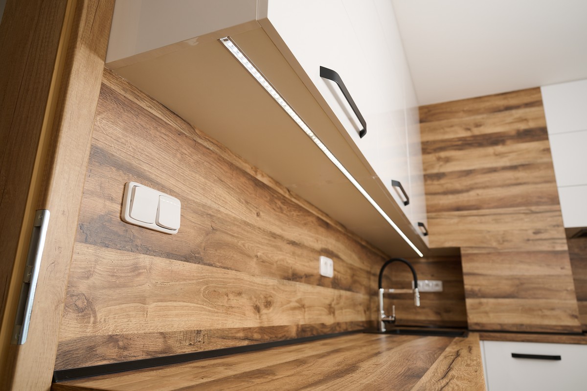 Bílo-hnědá kuchyň do L - rohové řešení