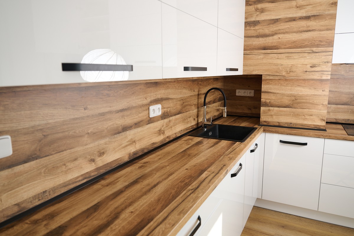 Bílo-hnědá kuchyň do L - dokončená realizace