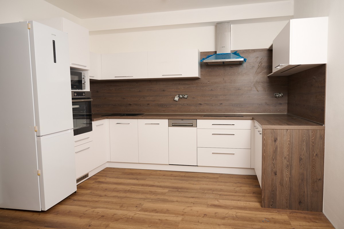 Bílo-hnědá kuchyň do U - alternativní návrh