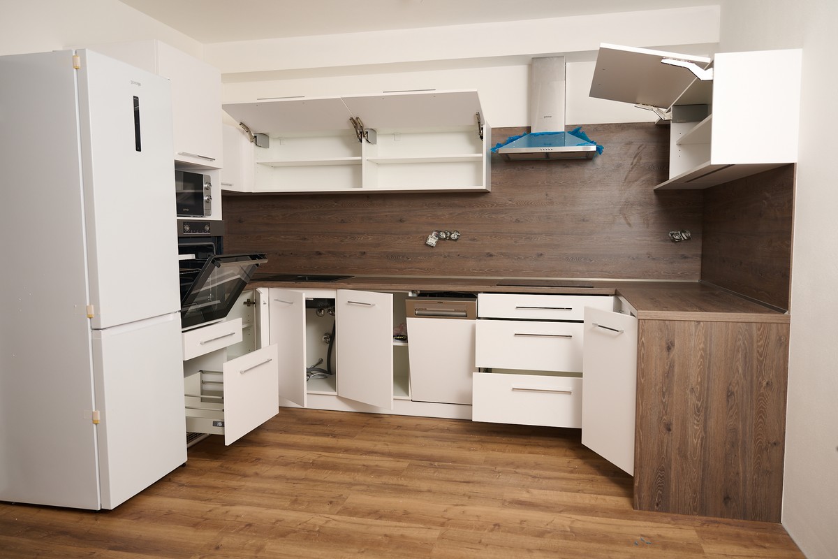 Bílo-hnědá kuchyň do U - detail provedení