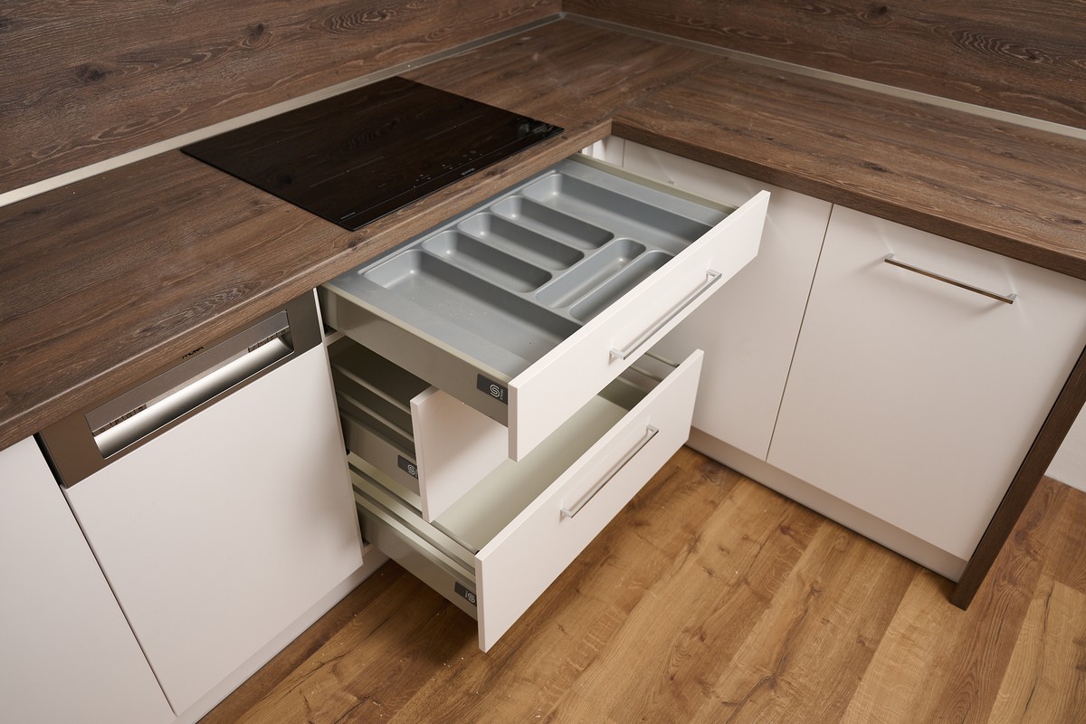 Bílo-hnědá kuchyň do U - pracovní trojúhelník