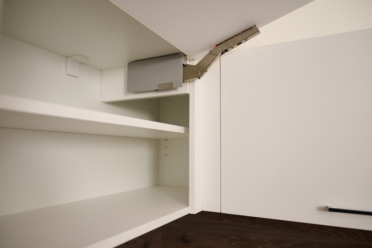 Bílo-hnědá kuchyň do U - minimalistické řešení