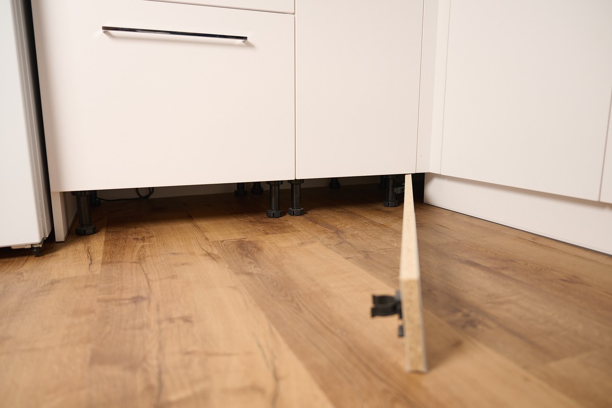 Bílo-hnědá kuchyň do U - funkční detail