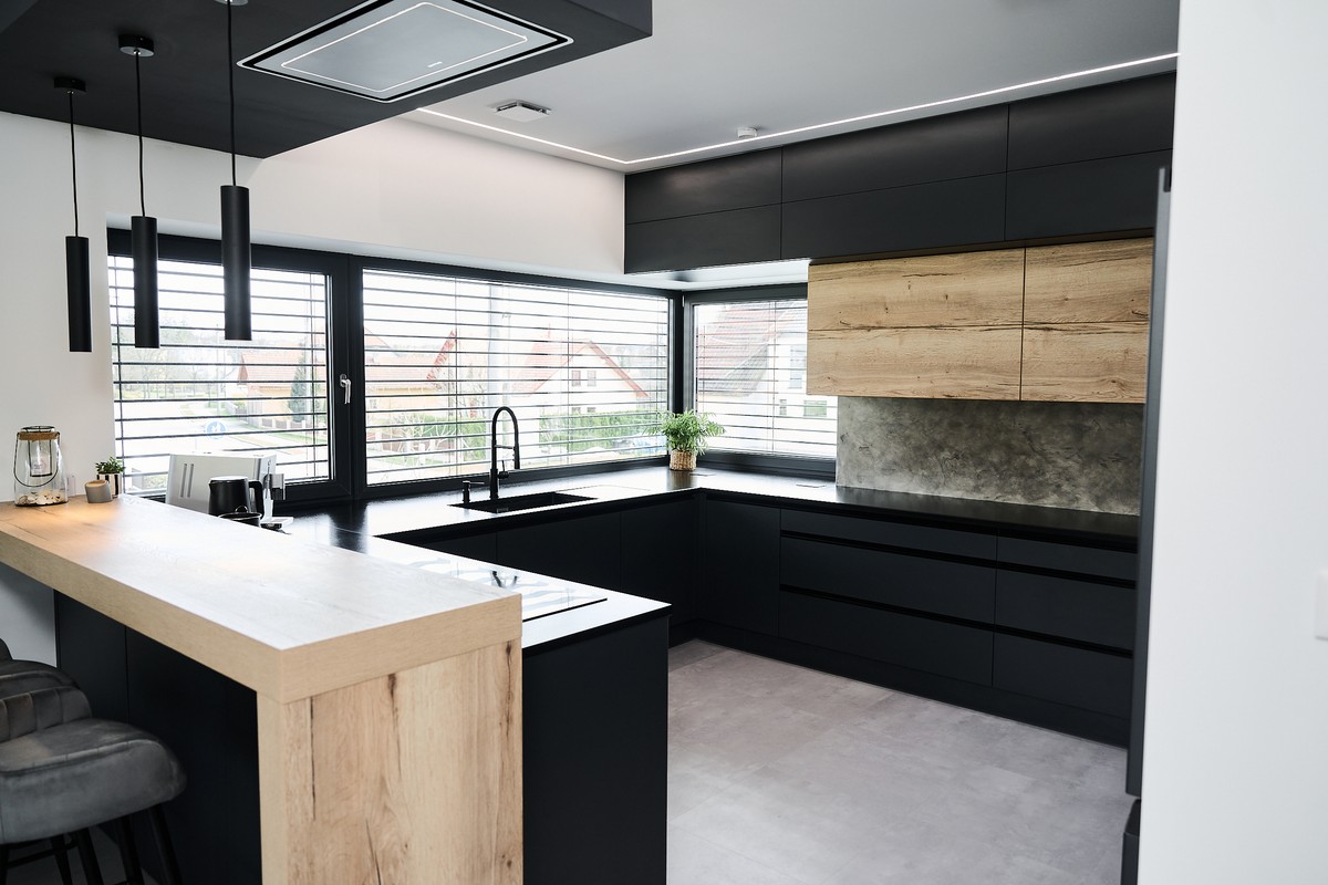 Černá kuchyň - pracovní plocha