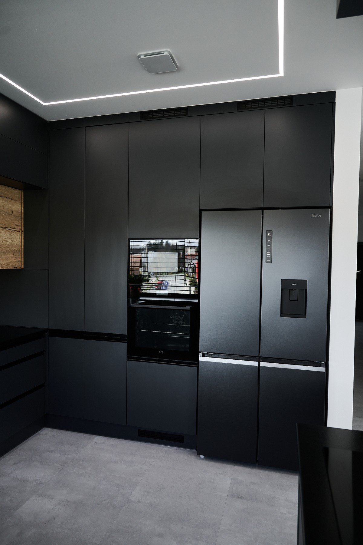 Černá kuchyň - vysoké skříňky