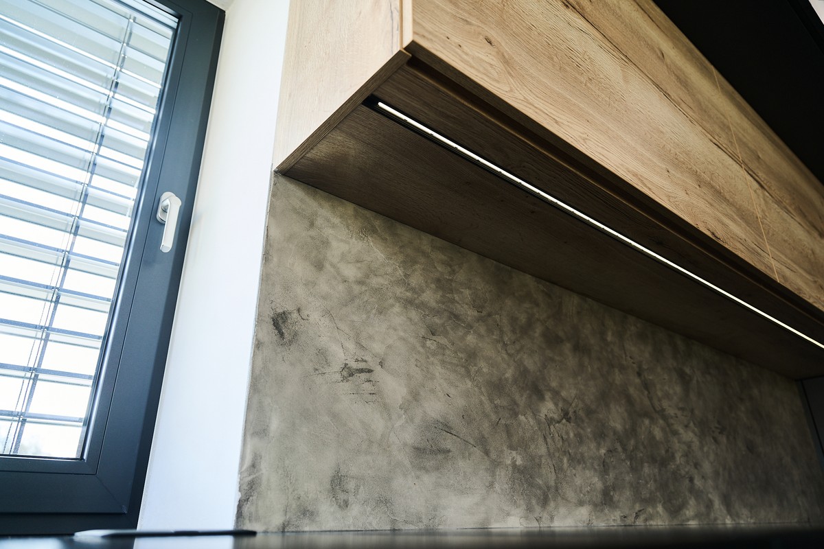 Černá kuchyň - kuchyňská linka