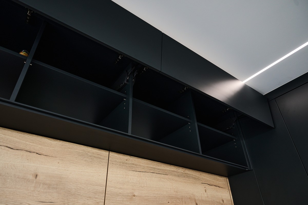 Černá kuchyň - kompletní realizace