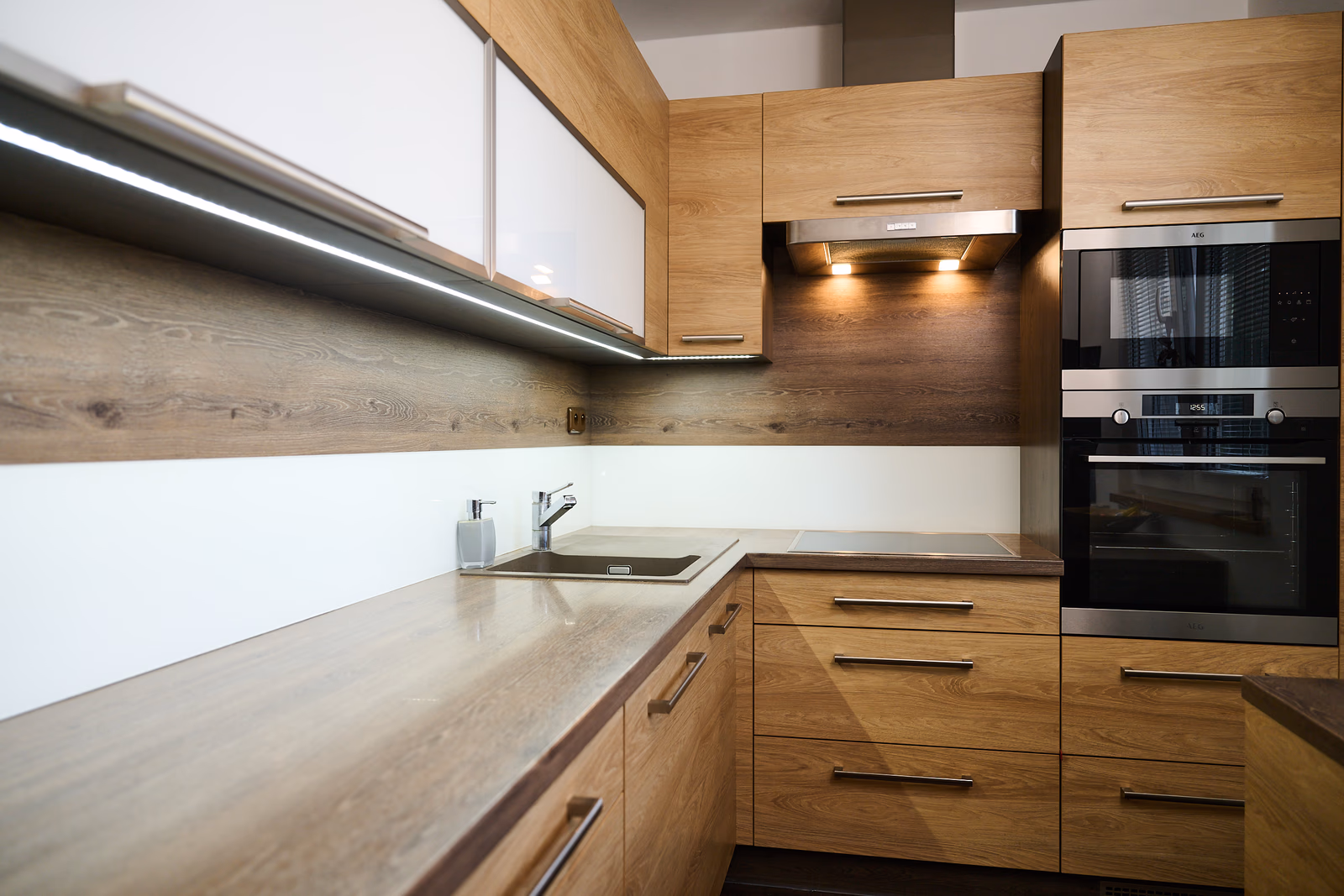 Hnědá kuchyň do L - celkový pohled