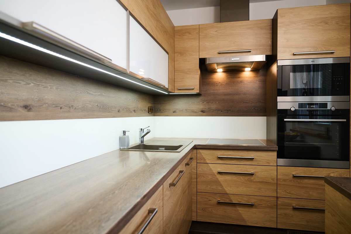 Hnědá kuchyň do L - celkový pohled