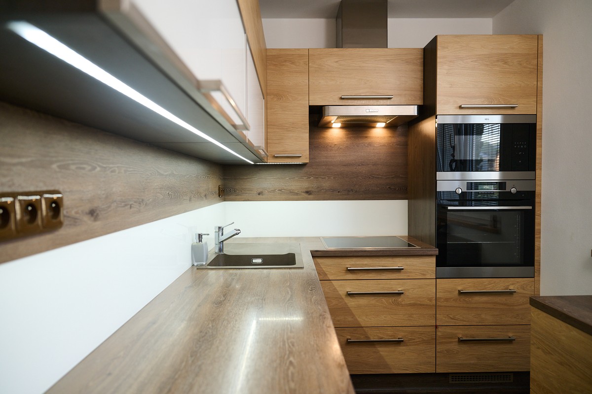 Hnědá kuchyň do L - rohové řešení