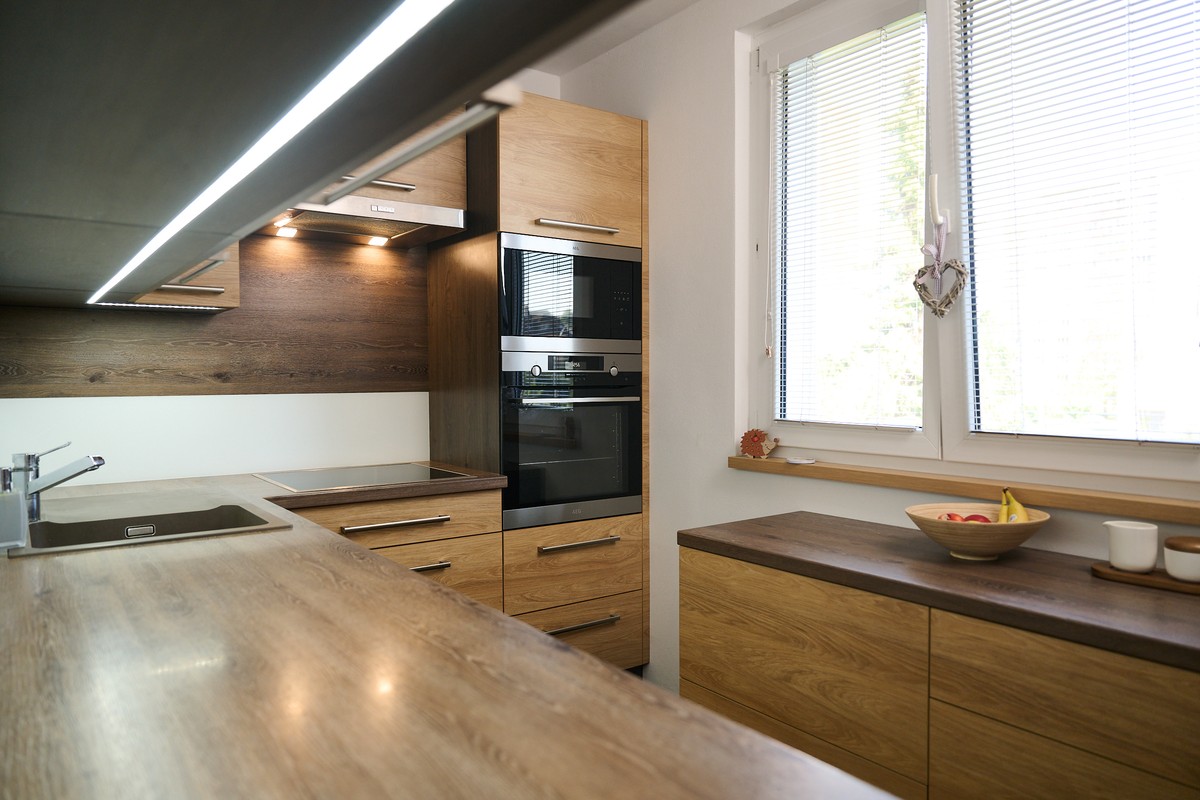 Hnědá kuchyň do L - detail dvířek