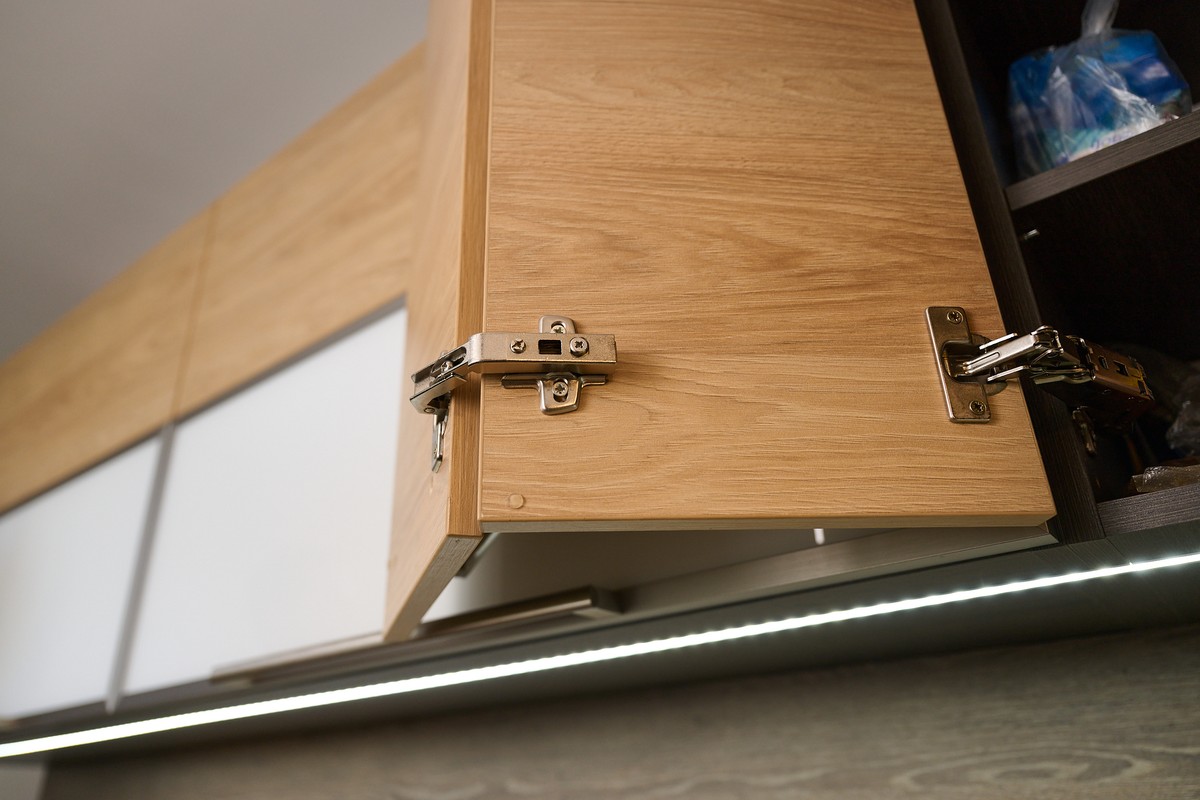 Hnědá kuchyň do L - vnitřní uspořádání